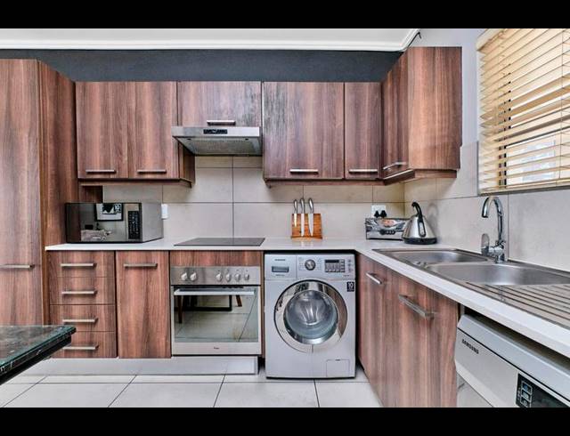 2 BEDROOM APARTMENT FOR SALE IN SANDOWN